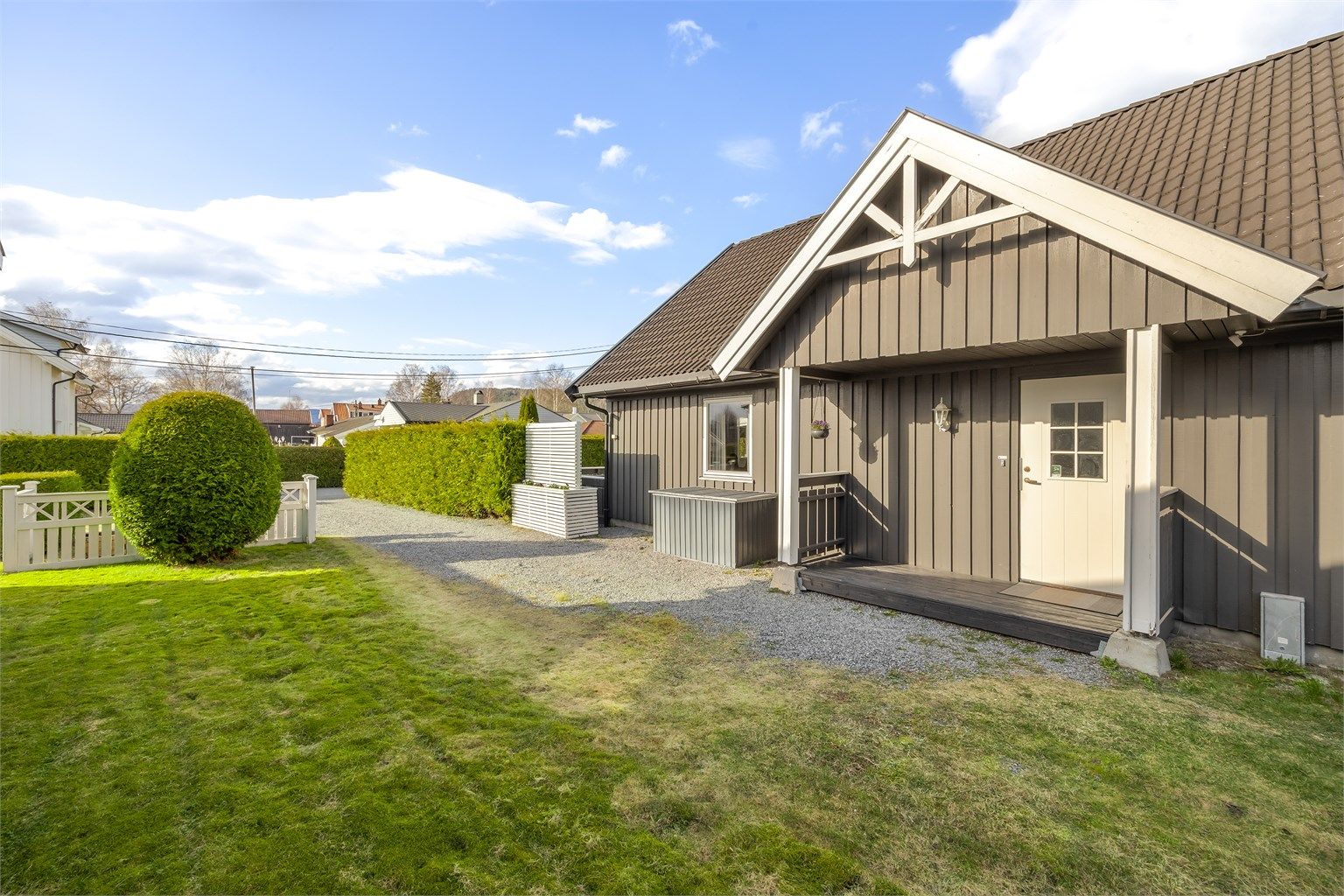 Umiddelbar nærhet til barneskole og gangavstand til buss samt togstasjon.