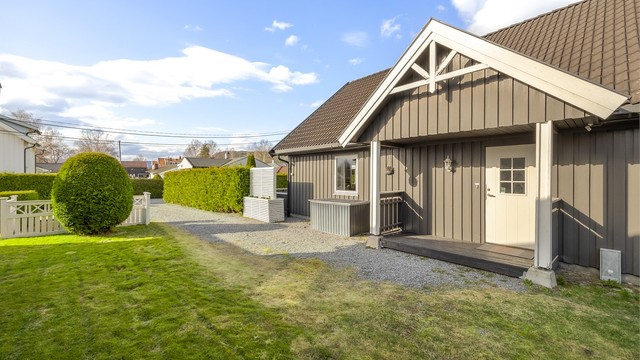 Umiddelbar nærhet til barneskole og gangavstand til buss samt togstasjon.