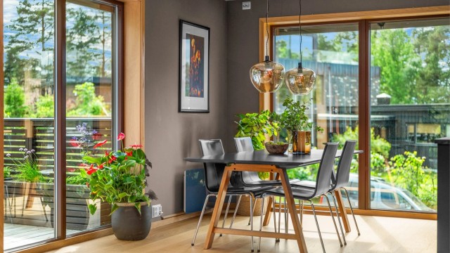 Rikelig med naturlig lys og flere vindusflater skaper en innbydende ramme rundt spiseplassen.