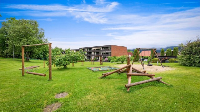 Eiendommen ligger i et veletablert og rolig boligområde med store, felles grøntarealer og lekeplasser.