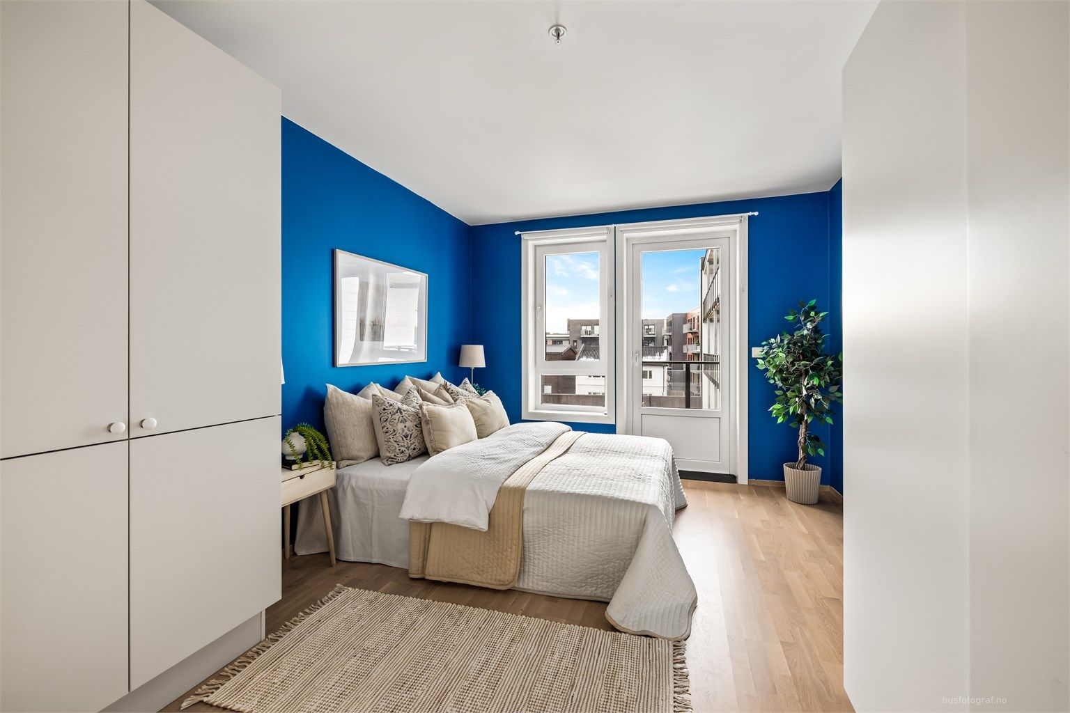 Fra dette soverommet er det utgang til leilighetens andre balkong.