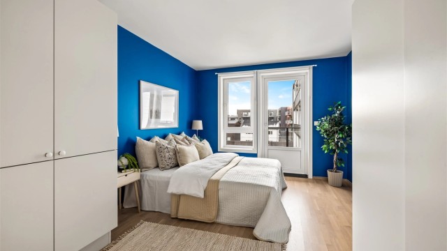 Fra dette soverommet er det utgang til leilighetens andre balkong.