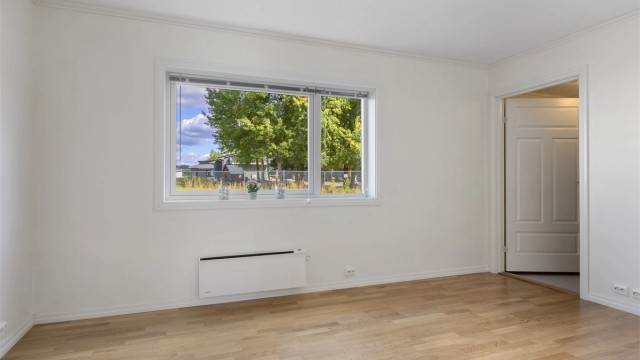 Soverommet har parkett på gulvet og malte, glatte veggflater.