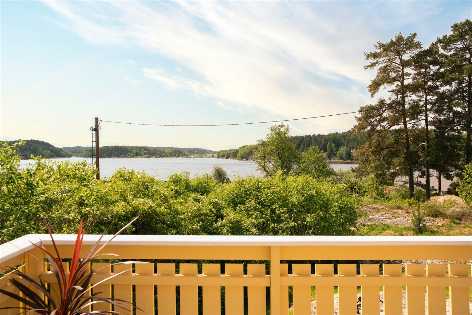 Innerst i Hunnebunn ligger den solfylte fritidseiendommen Båthavnveien 22, sørvendt og med flott utsikt. Fotograf; Kristoffer Kristiansen.