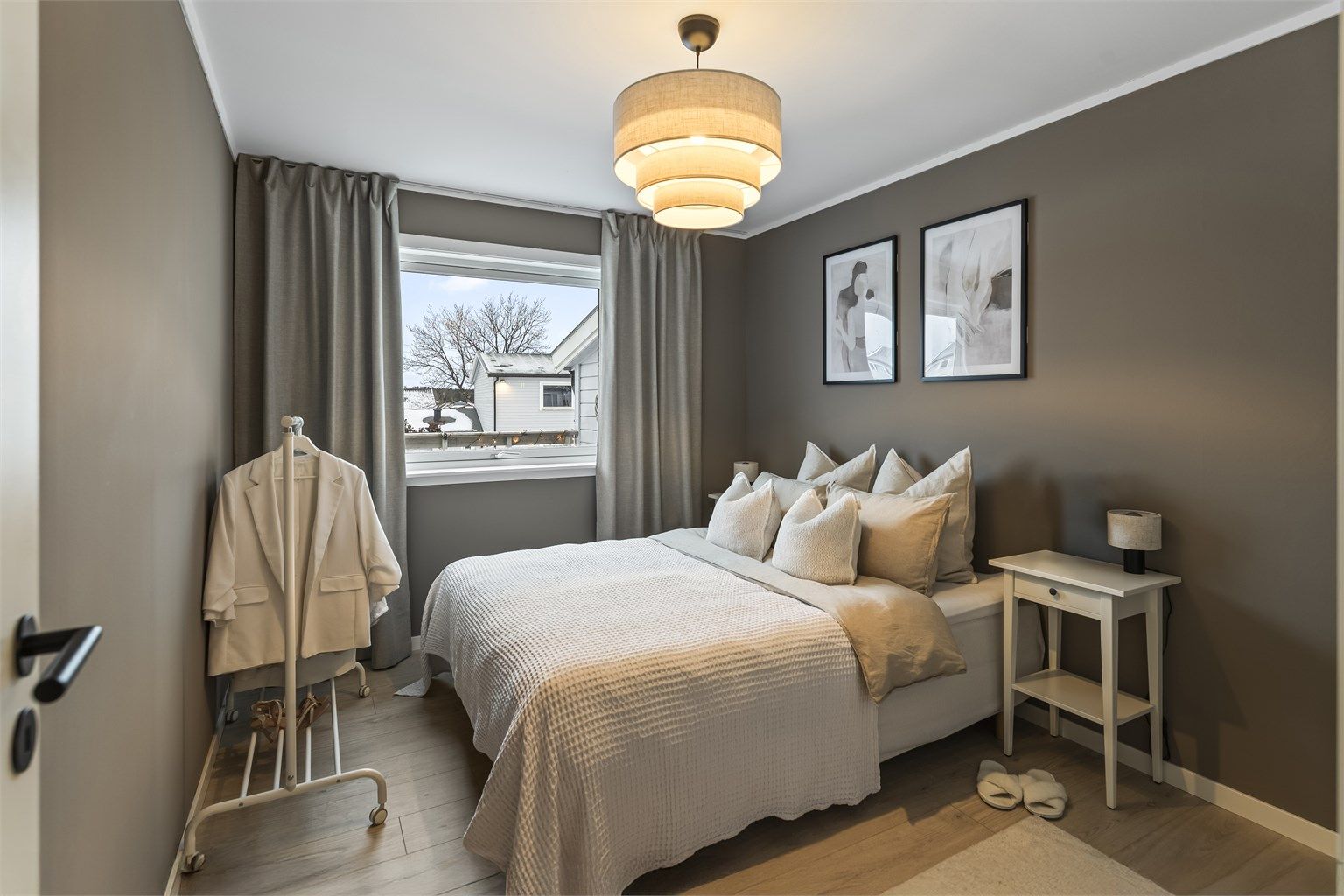 Soverommet har god plass til dobbelsengen og nattbord