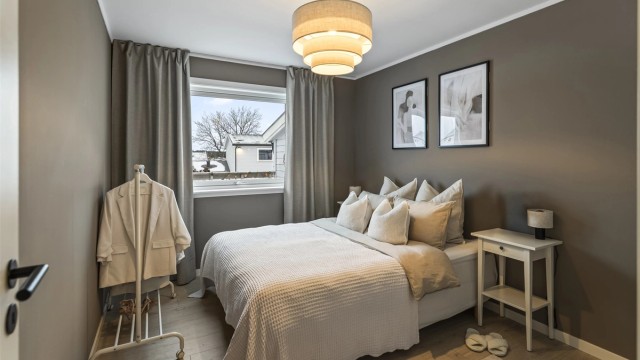 Soverommet har god plass til dobbelsengen og nattbord