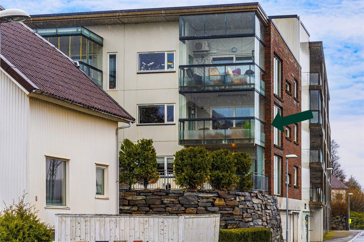 Leiligheten ligger i 2.etg og det er heis direkte opp fra garasje og inngangsparti. 