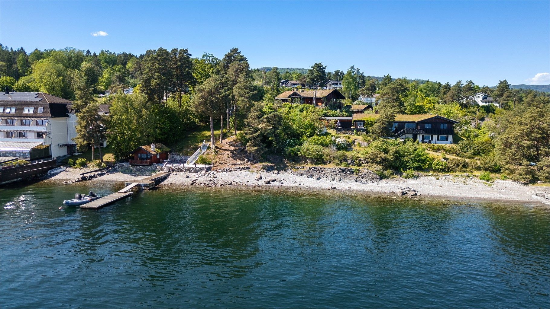 Her får du en stor (1 132 kvm) tomt beliggende i stille blindvei.