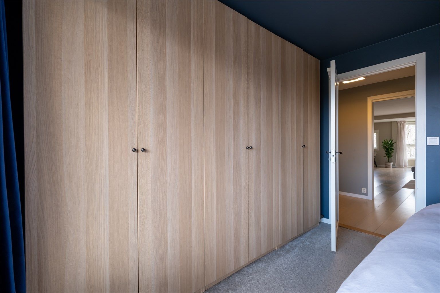 Her er det god plass til en stor garderoberekke.