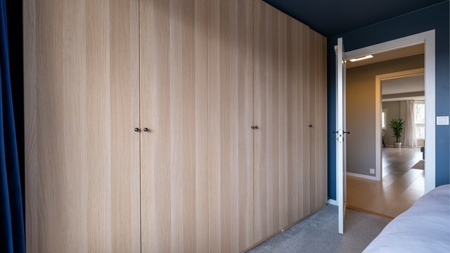 Her er det god plass til en stor garderoberekke.