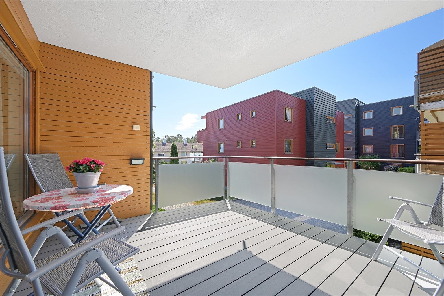 Overbygd veranda med glassrekkverk