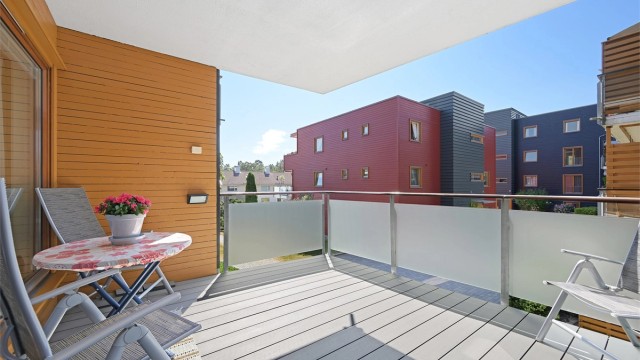 Overbygd veranda med glassrekkverk