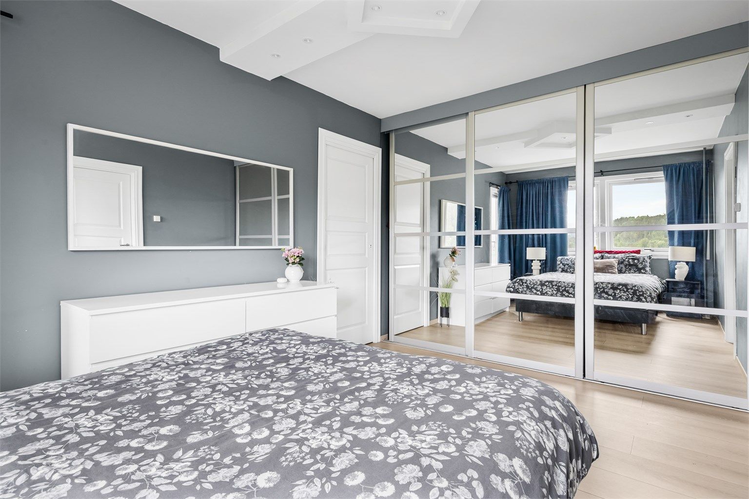 Hovedsoverommet har en romslig plassbygget skyvedørsgarderobe med speilfronter og egen utgang til balkong.