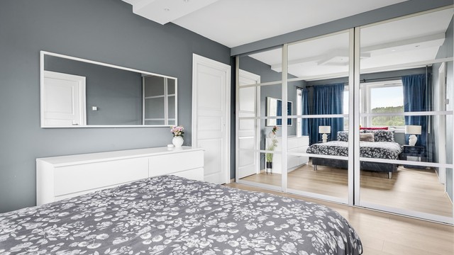 Hovedsoverommet har en romslig plassbygget skyvedørsgarderobe med speilfronter og egen utgang til balkong.