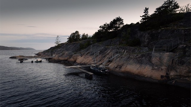 Mellom hytta og båtbryggen på holmens østside er det kun et fåtall meter å gå dels på sti, dels på trapper.