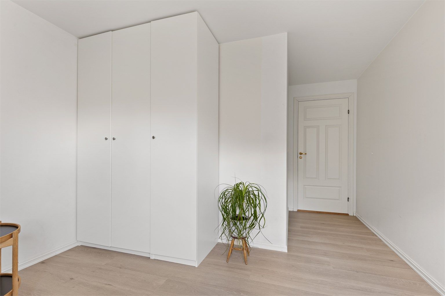 Soverom 2 er også av god størrelse, og har plass til både seng og garderobeskap. Dette rommet egner seg godt som gjesterom, barnerom eller kontor.