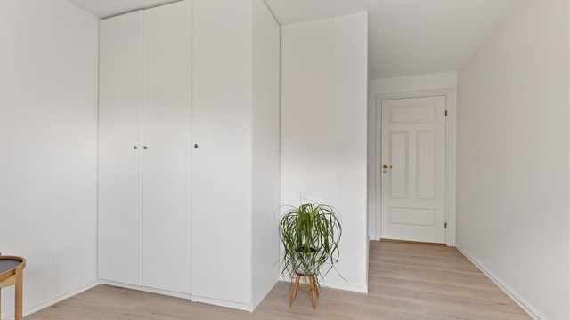 Soverom 2 er også av god størrelse, og har plass til både seng og garderobeskap. Dette rommet egner seg godt som gjesterom, barnerom eller kontor.