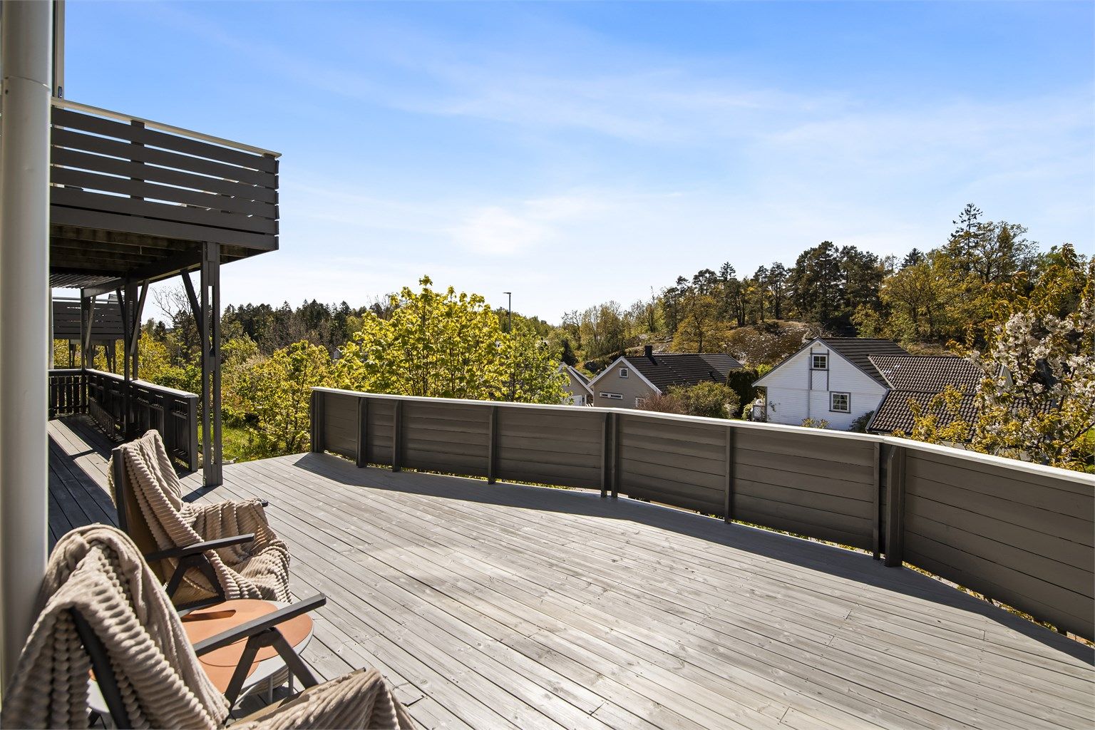 Borettslaget har de senere år gjennomført viktige utvendige vedlikeholdsarbeider, herunder ny kledning på sørvest vegg, utskifting av deler av rekkverk på veranda samt utvendig maling av hele huset. Dette gir et godt helhetsinntrykk og bidrar til trygghet