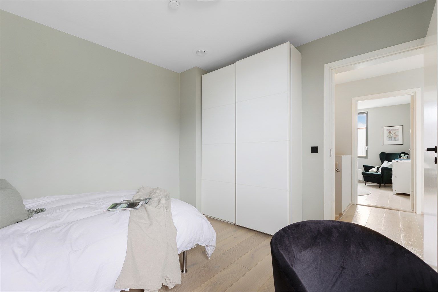 Rommet er også utstyrt med skyvedørsgarderobe.