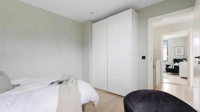 Rommet er også utstyrt med skyvedørsgarderobe.