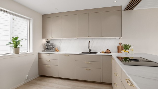 Delikat kjøkkeninnredning fra 2023 innredet i slette beige fronter