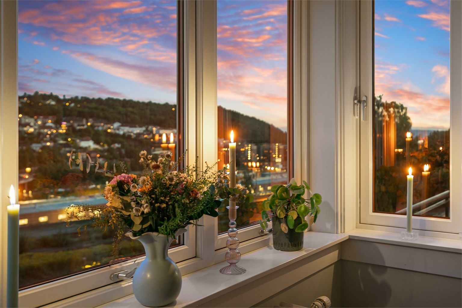 Nye vinduer med to-lags glass fra 2022 rammer inn utsikten.
Foto: Zovenifra.no