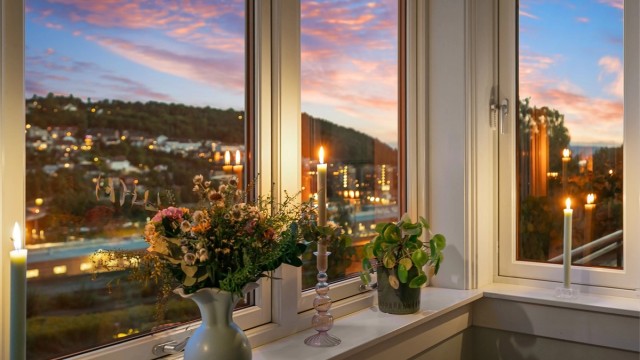 Nye vinduer med to-lags glass fra 2022 rammer inn utsikten.
Foto: Zovenifra.no