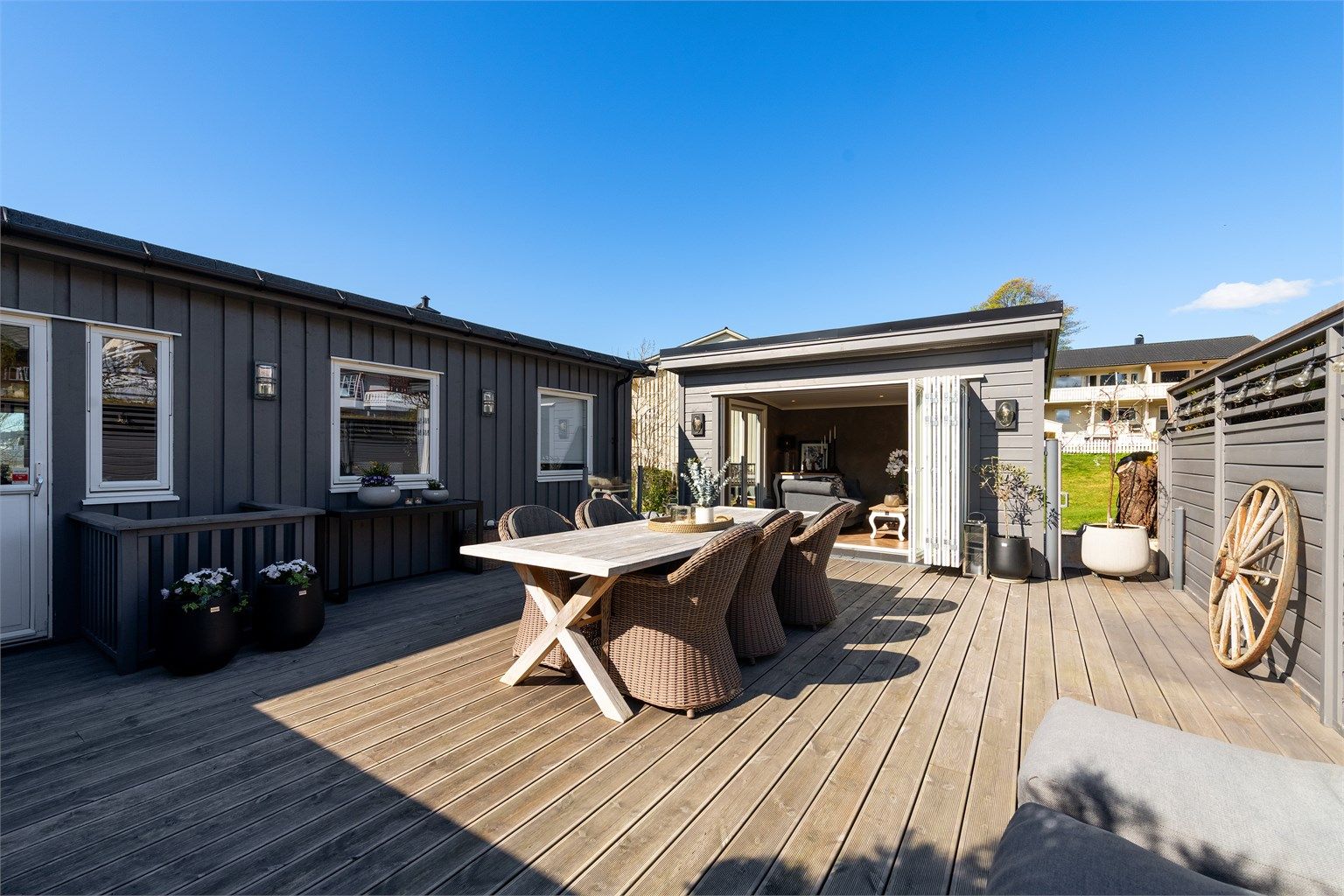 Fra terrassen er det direkte tilknytning til den frittstående utestuen fra 2022. Helhetlig utført med Møre Royal på samtlige terrasser 