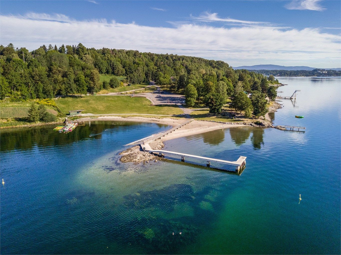 Populære Hvalstrand Bad ligger i gangavstand fra boligen med sandstrand og stupetårn.