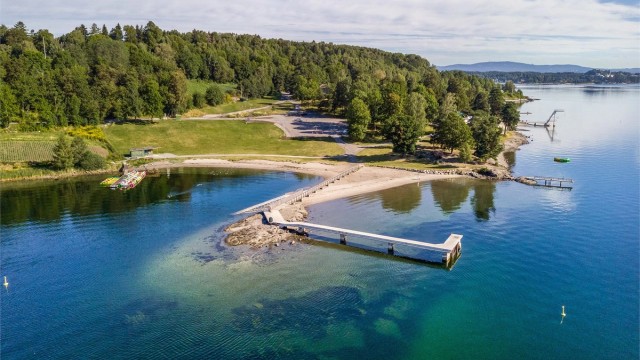 Populære Hvalstrand Bad ligger i gangavstand fra boligen med sandstrand og stupetårn.
