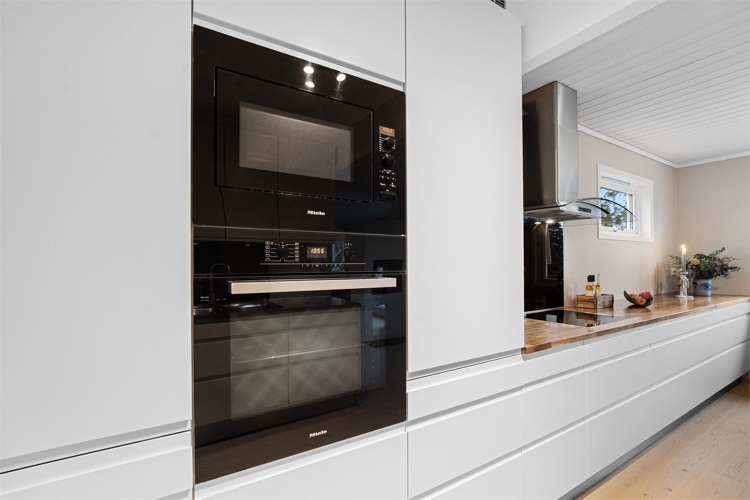 Det er integrerte hvitevarer som Miele stekeovn og micro. Videre er det koketopp med vifte, kjøleskap/frys samt oppvaskmaskin. 