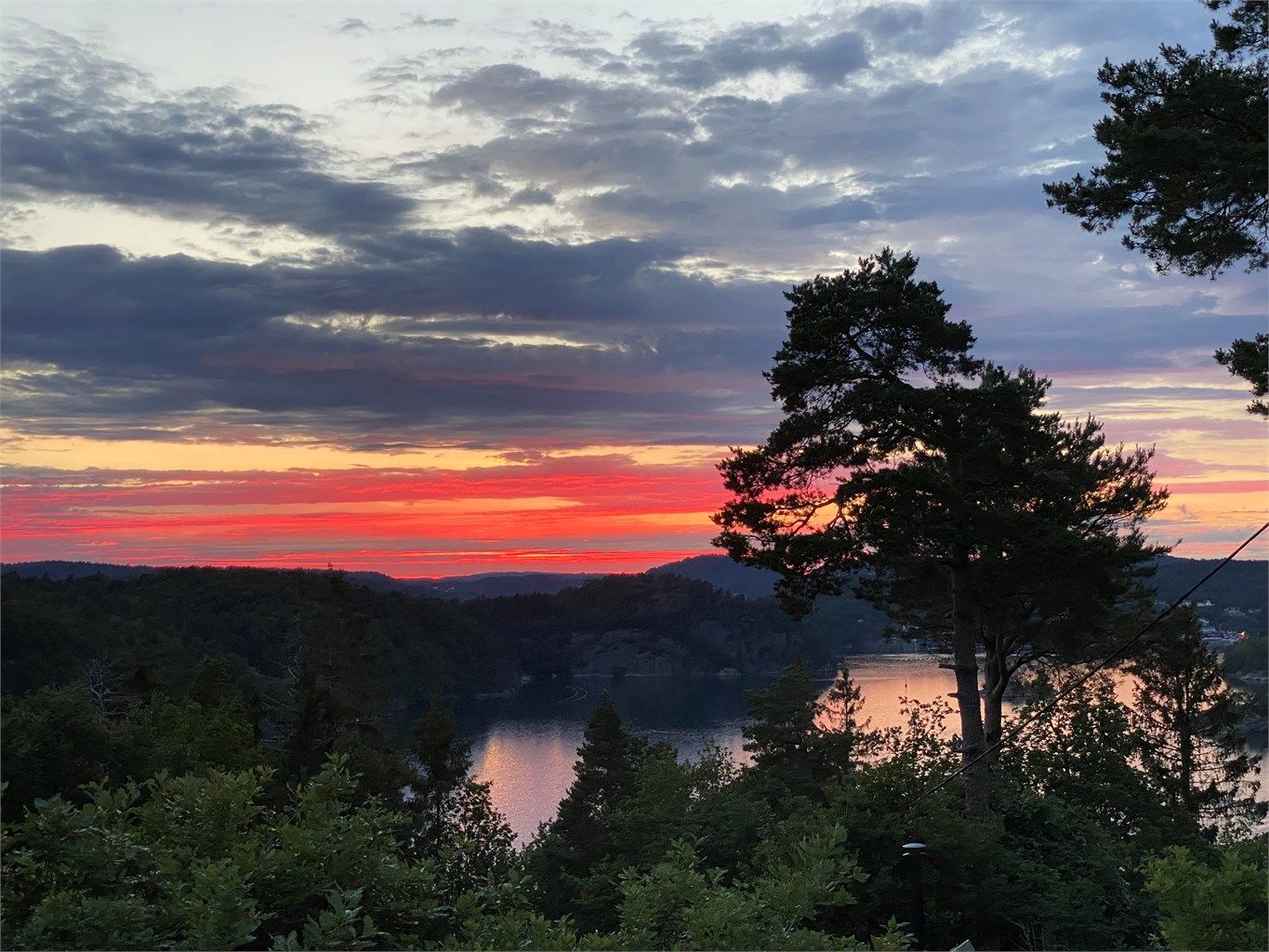 Stemningsfulle solnedganger over fjorden.