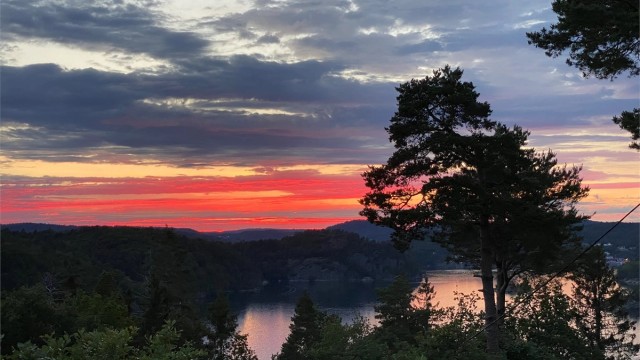 Stemningsfulle solnedganger over fjorden.