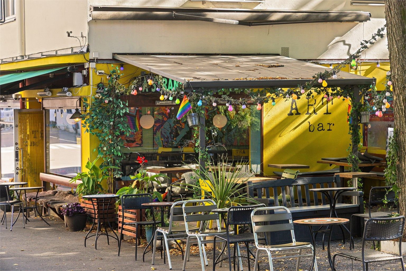 Nærområdet byr på et variert utvalg av kafeer og spisesteder.