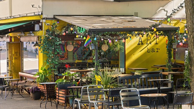 Nærområdet byr på et variert utvalg av kafeer og spisesteder.