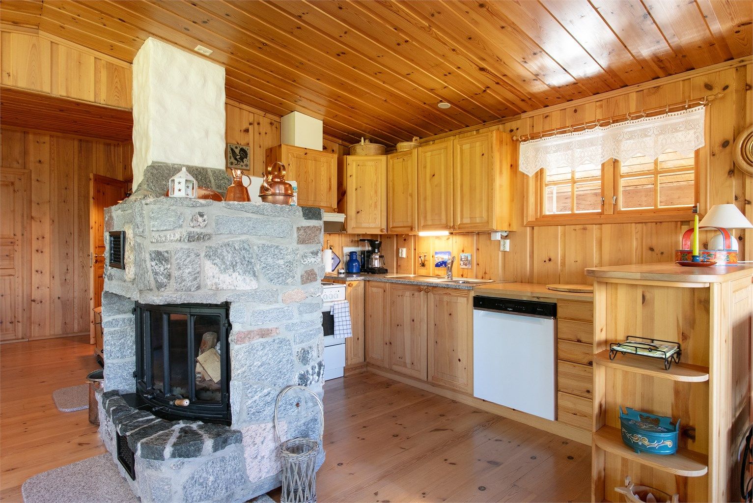 Kjøkkenet har benkeplate i granitt naturstein ved siden av vasken.