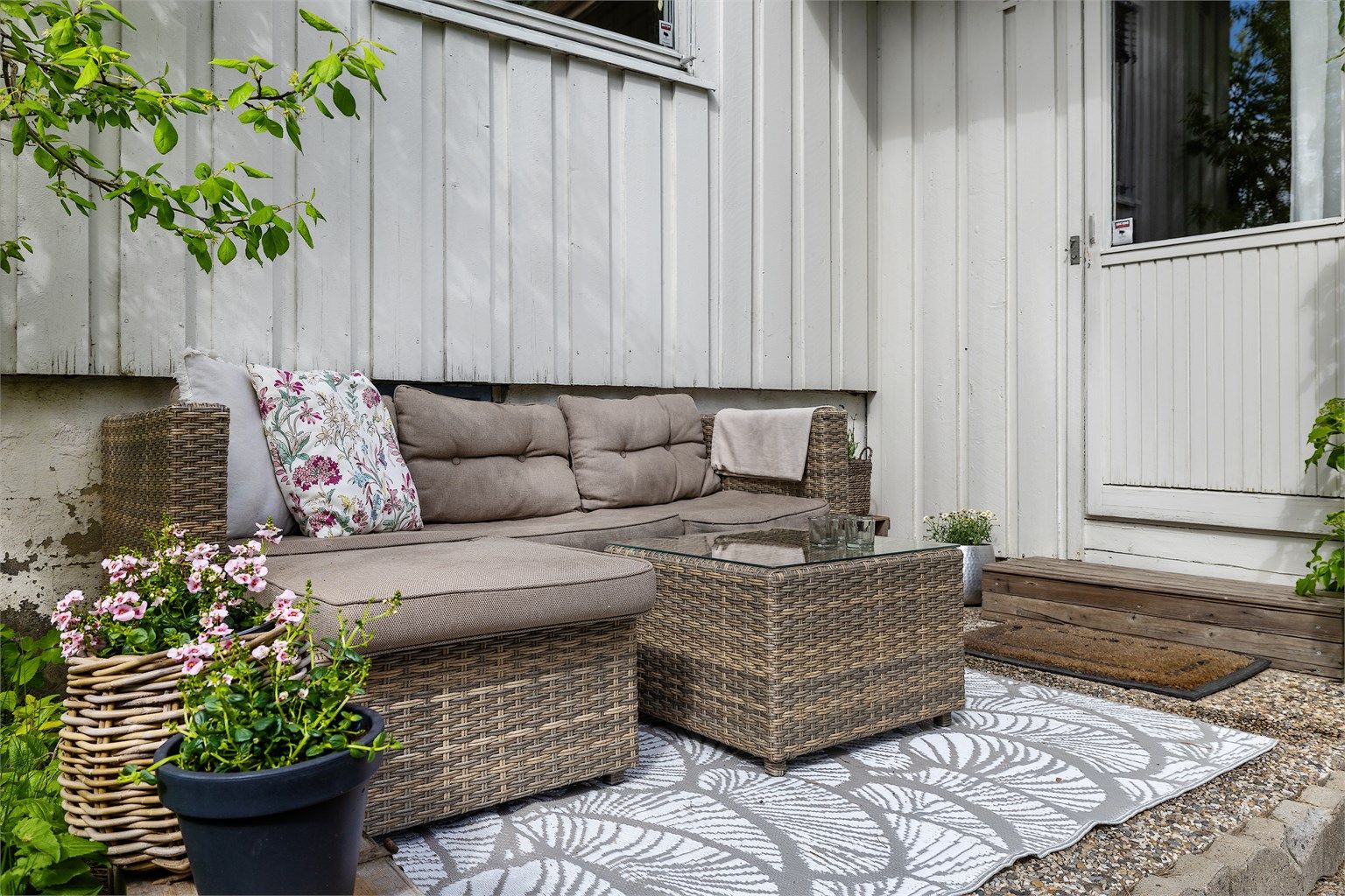 Uteplass med plass til en komfortabel loungesofa.