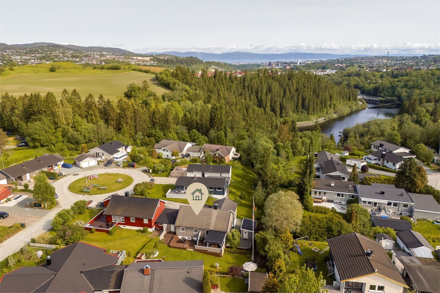 Velkommen til Skjetnemarkvegen 42B! - en svært innholdsrik og familievennlig bolig med en meget god beliggenhet i feltet