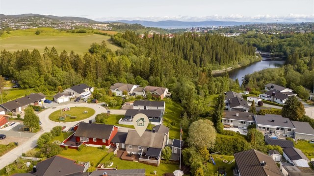 Velkommen til Skjetnemarkvegen 42B! - en svært innholdsrik og familievennlig bolig med en meget god beliggenhet i feltet