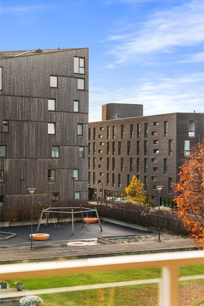 Leiligheten er gjennomgående og har utsikt både mot sjø og mot atrium. 
