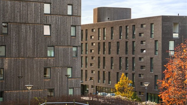 Leiligheten er gjennomgående og har utsikt både mot sjø og mot atrium.