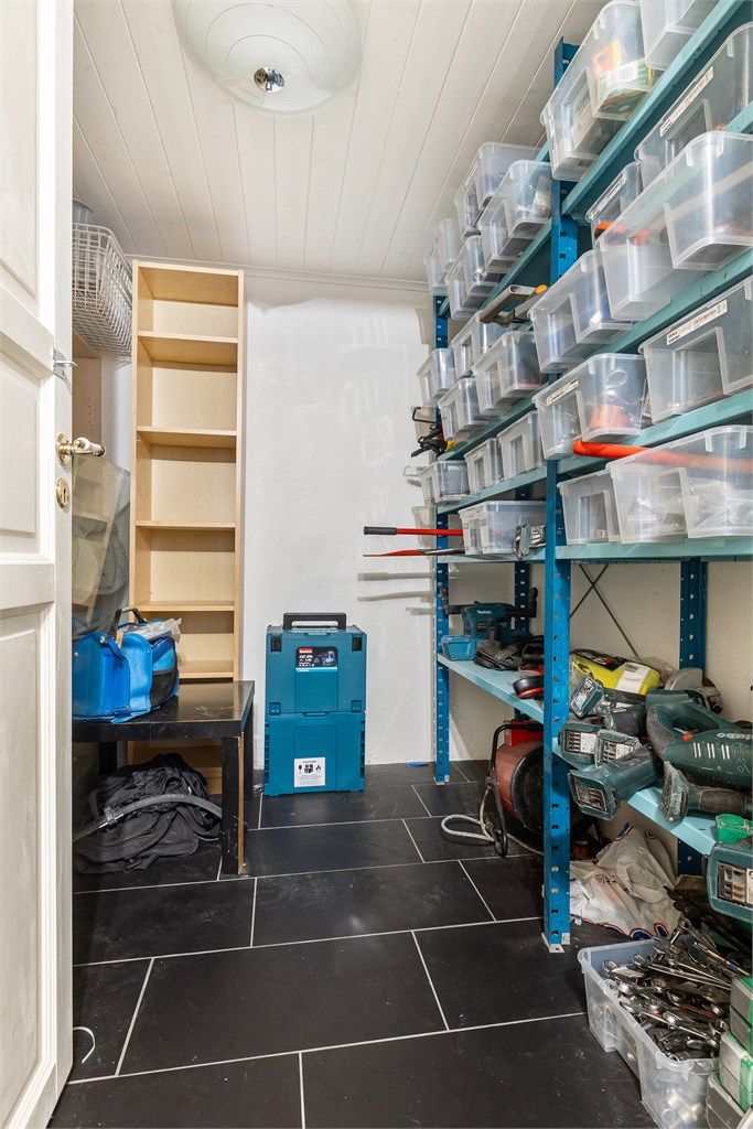 En av boligens flere boder, som sikrer rikelig med lagringsplass.