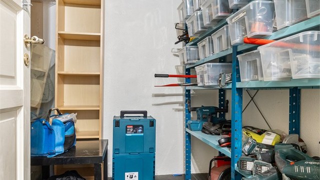En av boligens flere boder, som sikrer rikelig med lagringsplass.