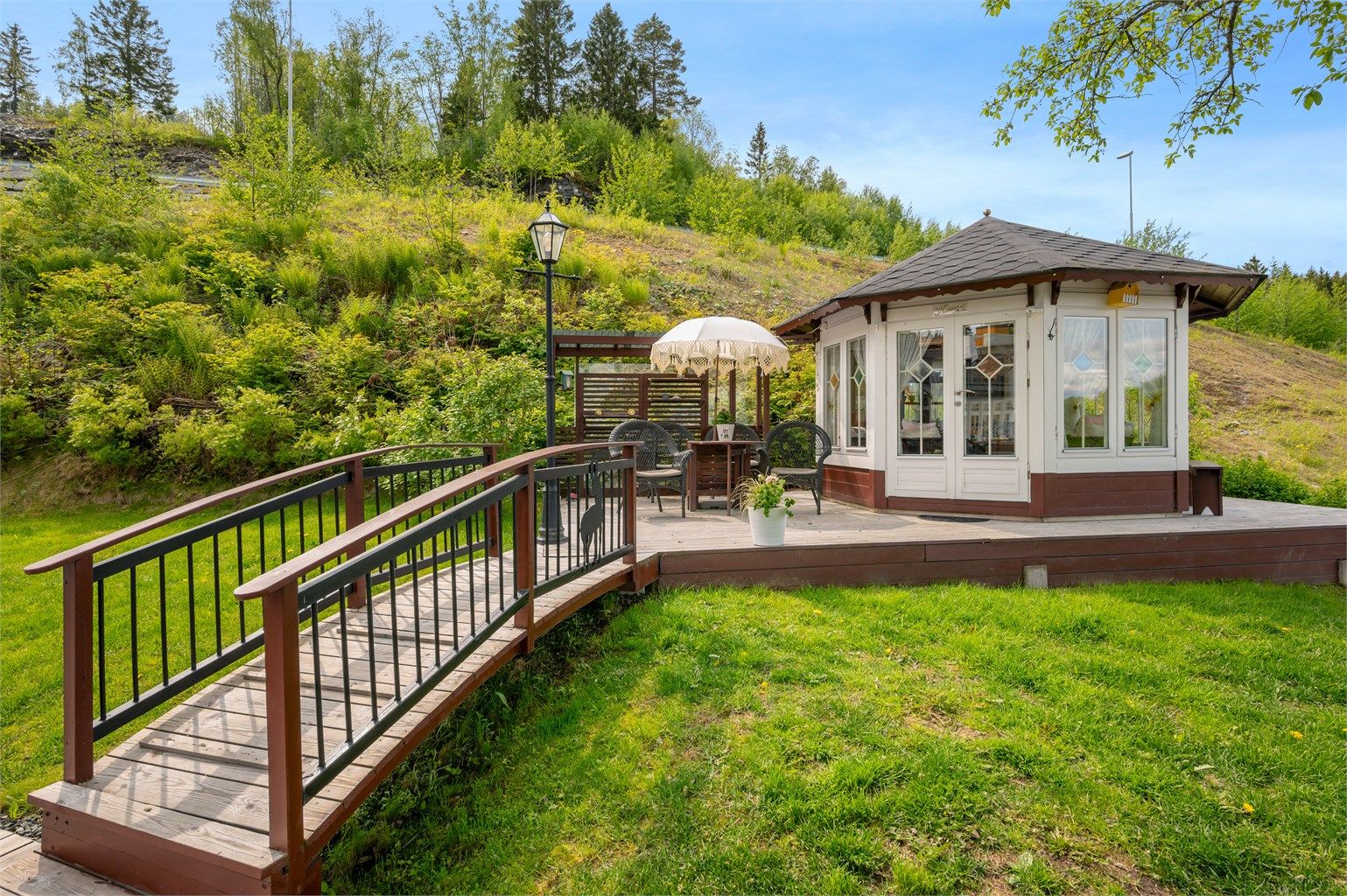 Lysthuset ble oppført i 2020 som et stilsikkert bidrag til eiendommen. 