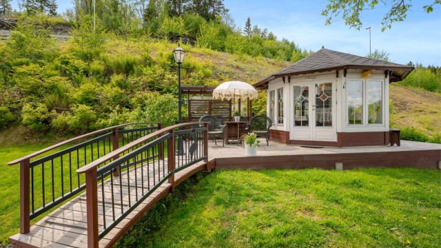 Lysthuset ble oppført i 2020 som et stilsikkert bidrag til eiendommen.