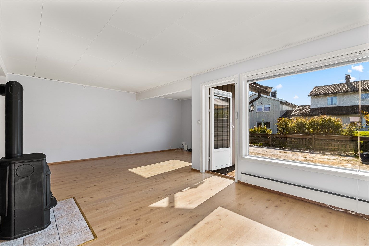 Store vindusflater slipper inn rikelig med dagslys i stuen.