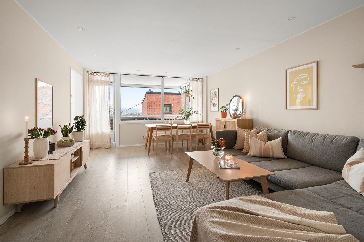 Store vindusflater gir rikelig med lys og skaper en luftig atmosfære i boligen.