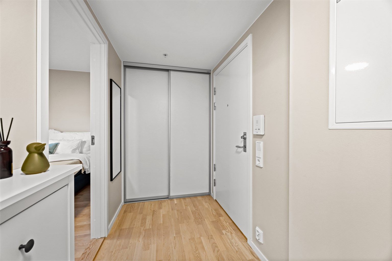 Skyvedørsgarderobe i entrèn gir et ryddig førsteinntrykk