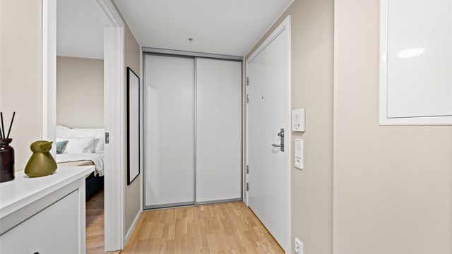 Skyvedørsgarderobe i entrèn gir et ryddig førsteinntrykk