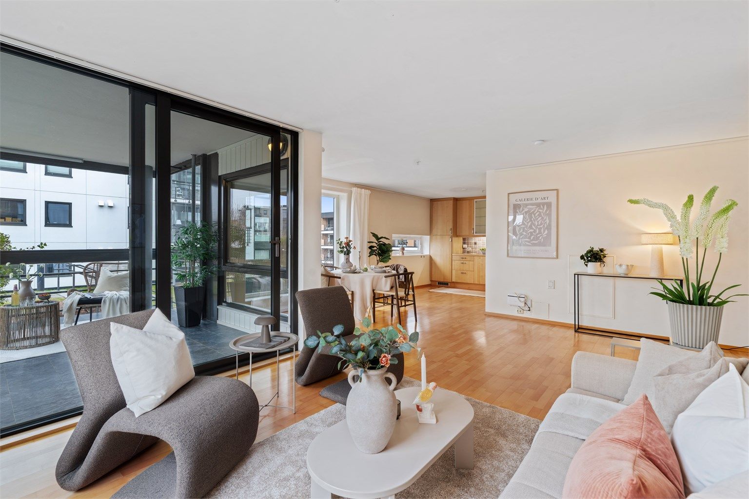 Fra stuen er det utgang til innglasset balkong og privat uteplass.